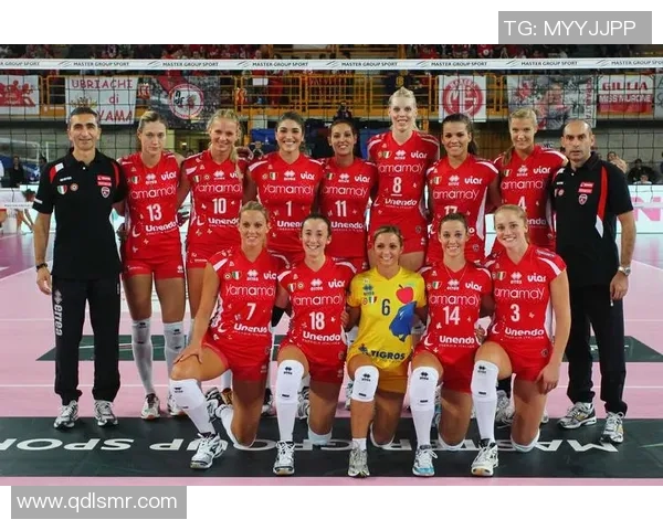 意大利男女排国家队 荣膺2025年金项圈奖 詹内利领衔到会 意大利男女排国家队 荣膺2025年金项圈奖 詹内利领衔到会